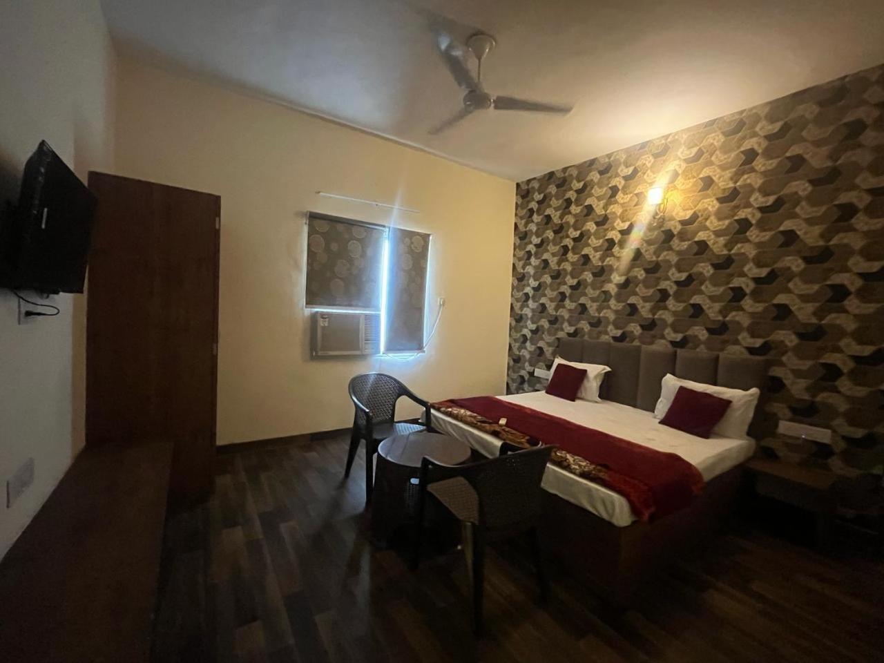 Dd Near Railway Station Bed & Breakfast *